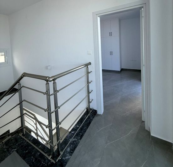 Image No.15-3 Bed House for sale