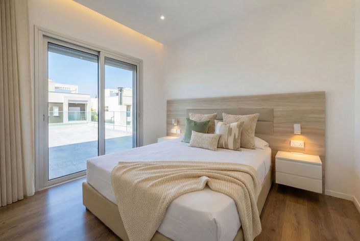 Image No.17-4 Bed House for sale