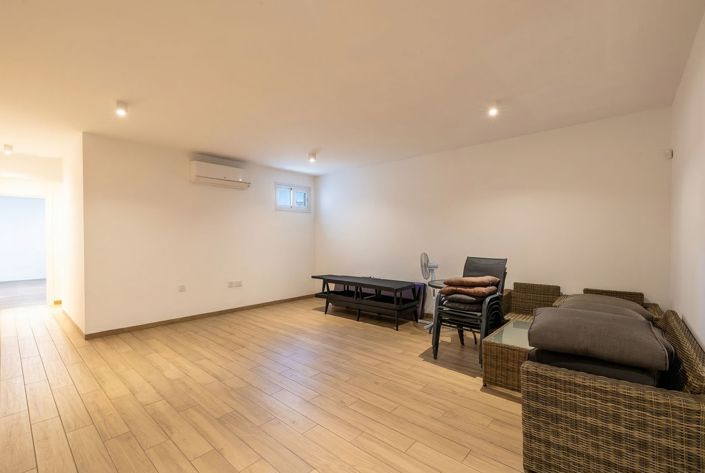 Image No.21-4 Bed House for sale