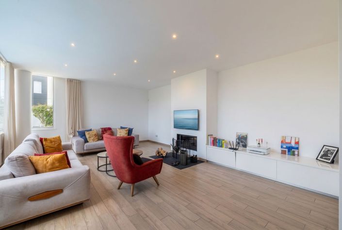 Image No.3-4 Bed House for sale