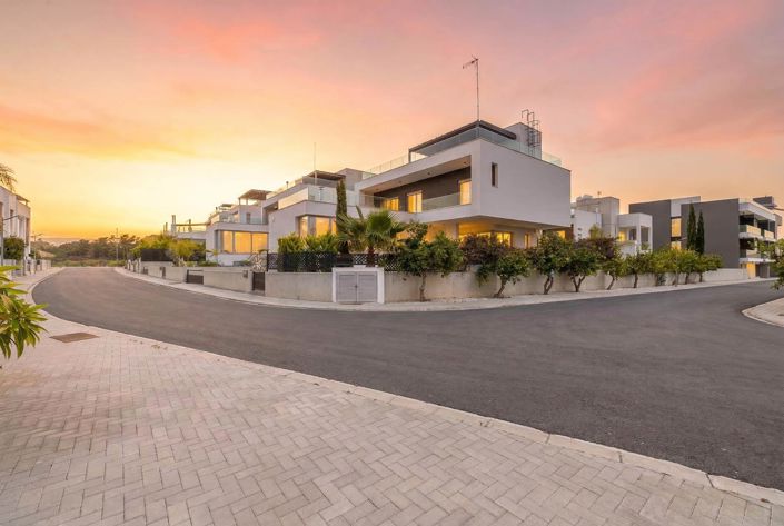 Image No.30-4 Bed House for sale