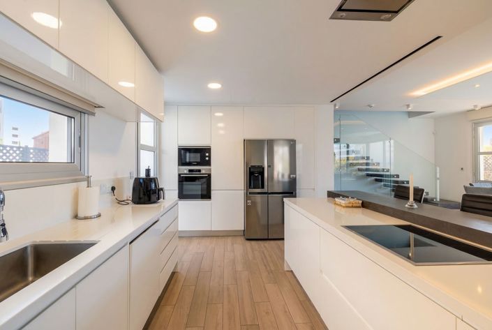 Image No.8-4 Bed House for sale