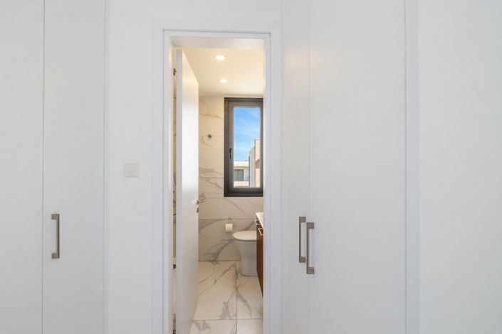 Image No.25-4 Bed House for sale