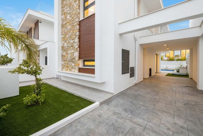 Image No.6-4 Bed House for sale