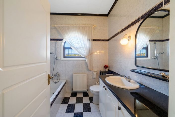 Image No.15-5 Bed House for sale