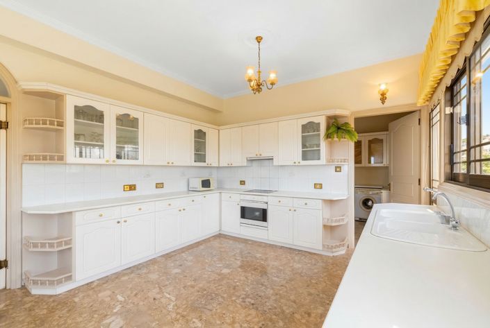 Image No.9-5 Bed House for sale