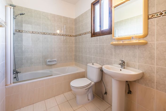 Image No.18-3 Bed House for sale