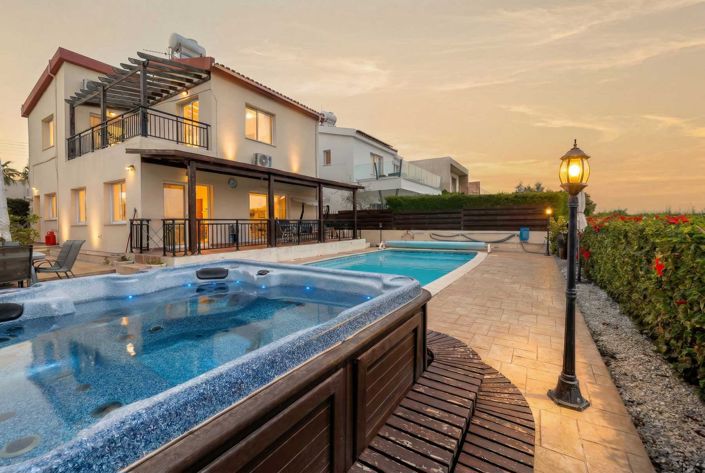 Image No.2-4 Bed House for sale