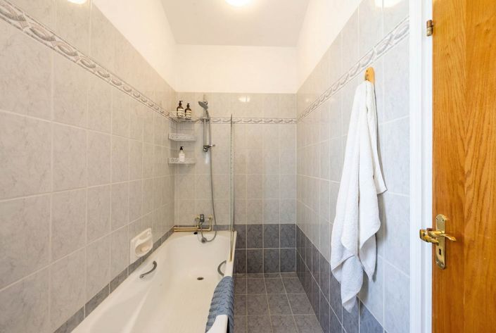 Image No.20-4 Bed House for sale