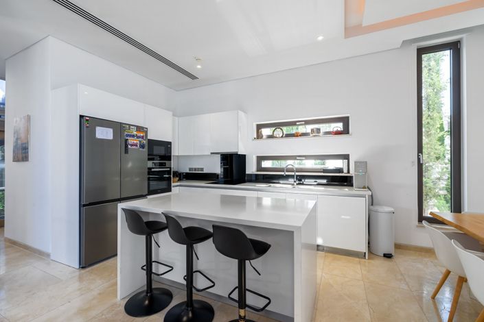 Image No.8-5 Bed House for sale