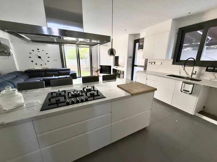 Image No.4-4 Bed House for sale