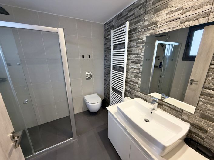 Image No.6-4 Bed House for sale