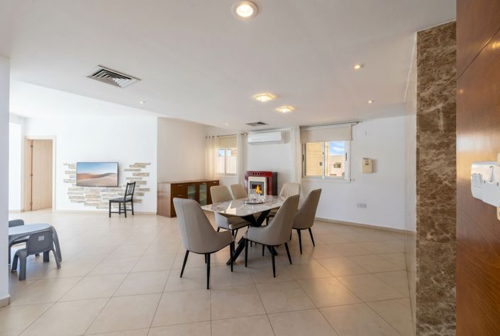 Image No.17-5 Bed House for sale
