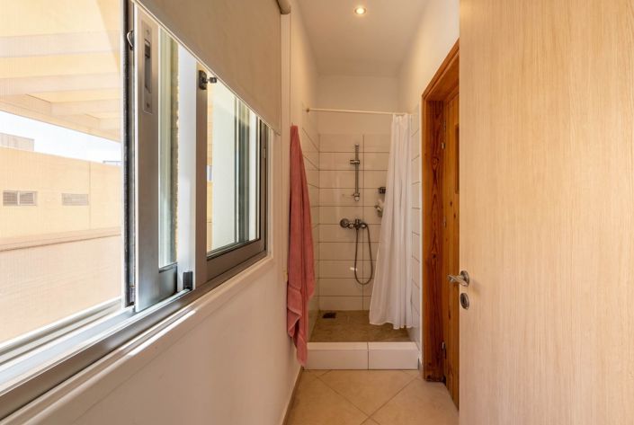 Image No.18-5 Bed House for sale