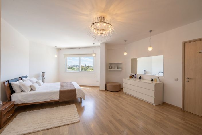 Image No.24-5 Bed House for sale