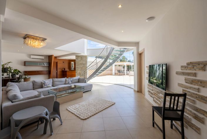 Image No.7-5 Bed House for sale