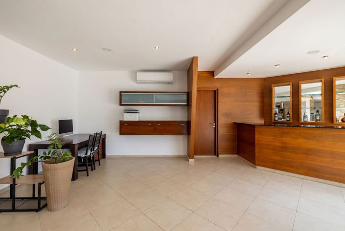 Image No.8-5 Bed House for sale