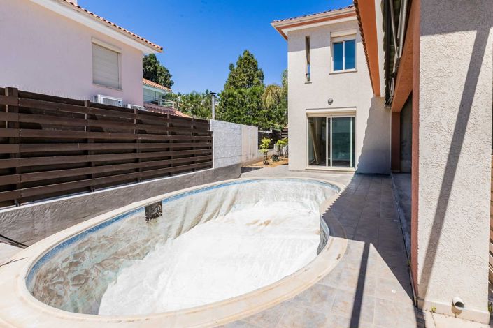 Image No.25-4 Bed House for sale