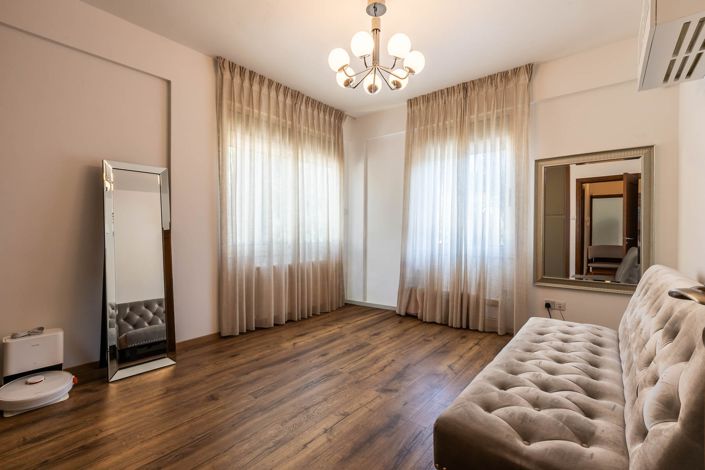 Image No.18-5 Bed House for sale