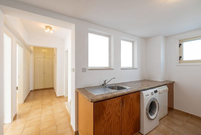 Image No.8-5 Bed House for sale