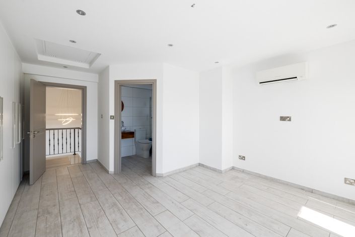 Image No.16-5 Bed House for sale