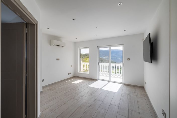 Image No.19-5 Bed House for sale