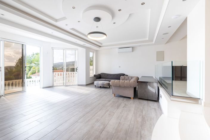 Image No.7-5 Bed House for sale