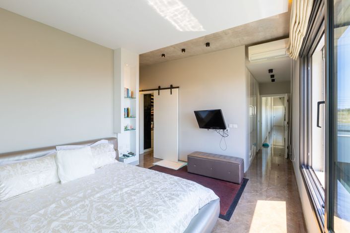 Image No.16-4 Bed House for sale