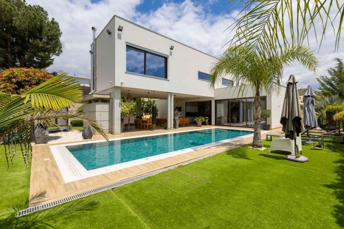 Image No.2-4 Bed House for sale