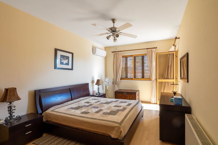 Image No.18-3 Bed House for sale