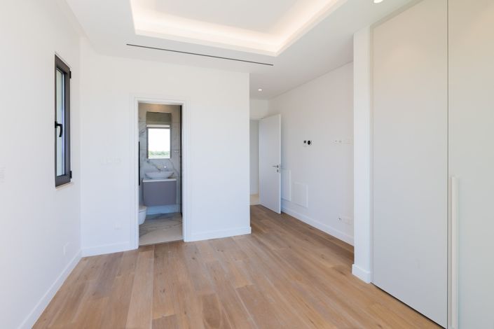 Image No.18-5 Bed House for sale