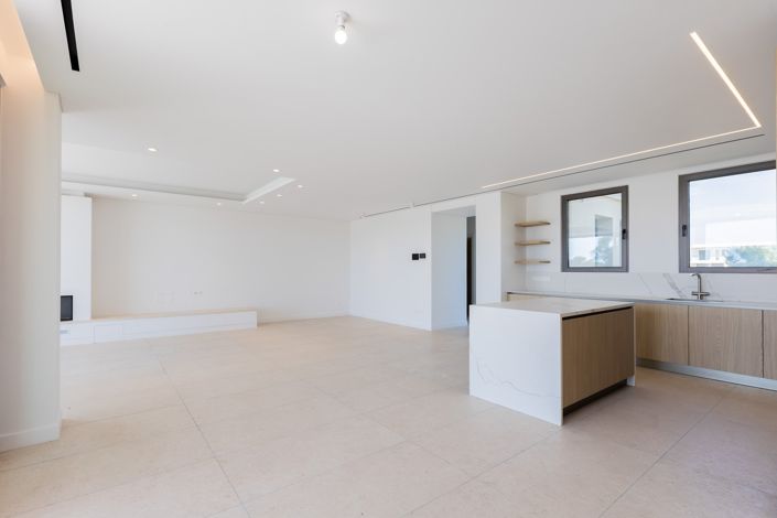 Image No.6-5 Bed House for sale