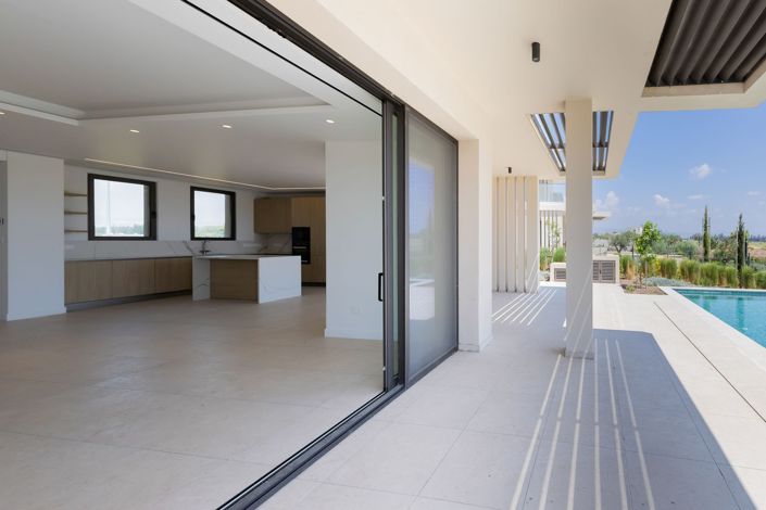 Image No.8-5 Bed House for sale