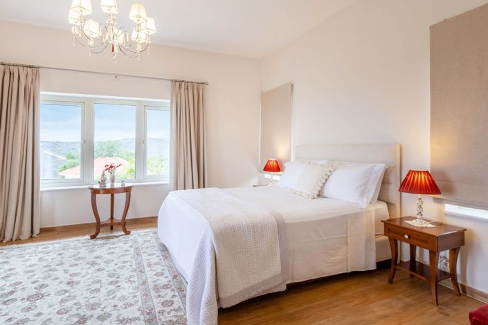 Image No.9-5 Bed House for sale