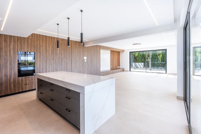 Image No.4-6 Bed House for sale