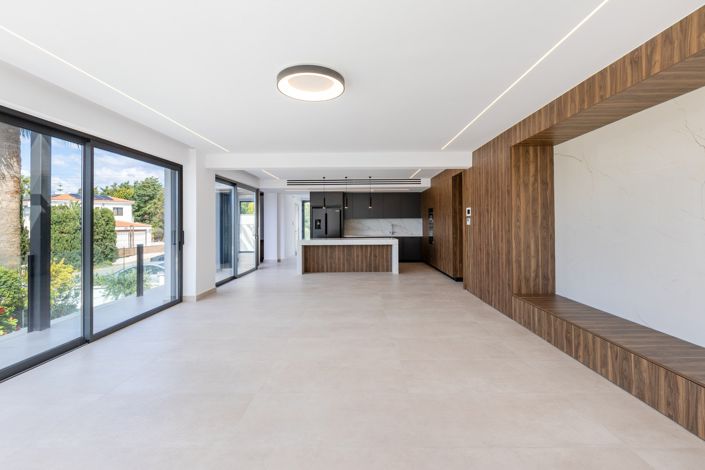 Image No.5-6 Bed House for sale