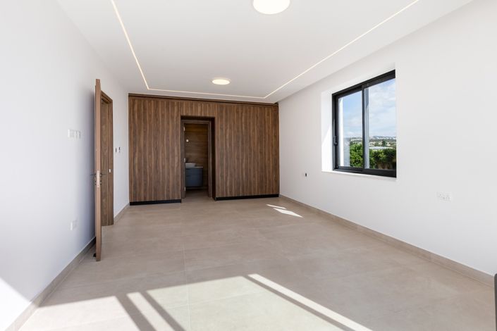 Image No.8-6 Bed House for sale