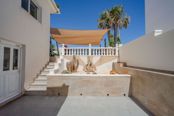 Image No.49-5 Bed Villa / Detached for sale
