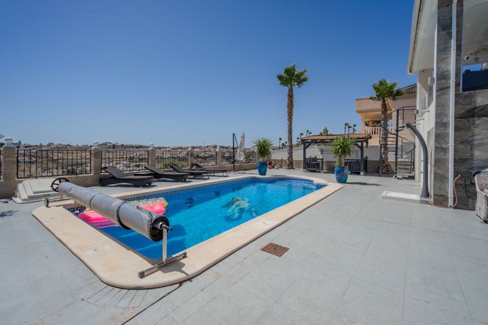 Image No.9-5 Bed Villa / Detached for sale