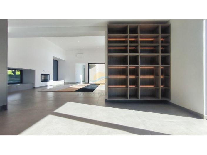 Image No.20-4 Bed House for sale