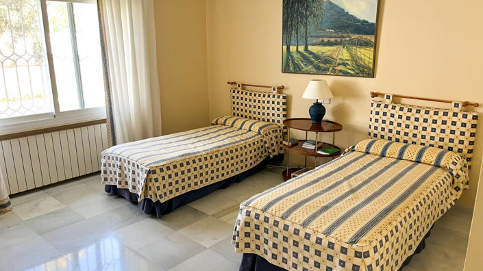 Image No.10-8 Bed Villa for sale