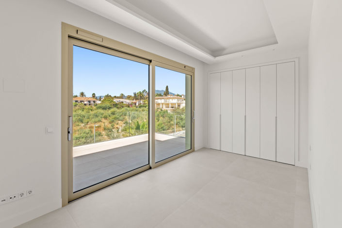 Image No.8-3 Bed Property for sale