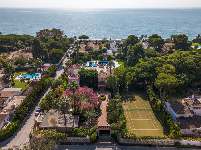 Image No.1-8 Bed Villa for sale