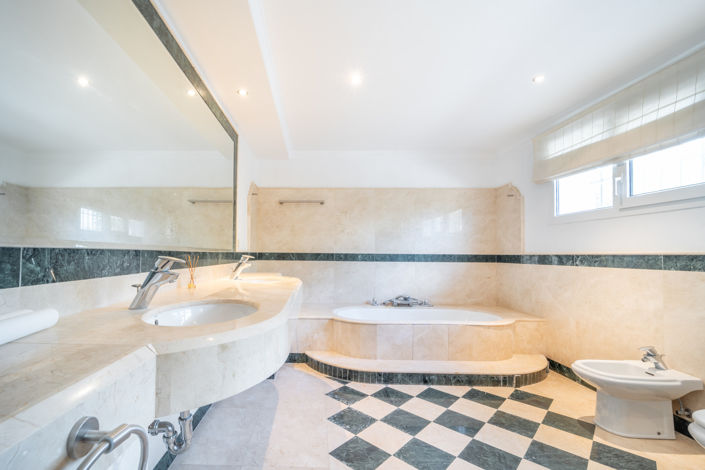 Image No.11-5 Bed Villa for sale