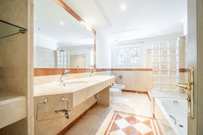 Image No.16-5 Bed Villa for sale