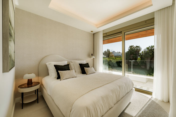 Image No.12-5 Bed Property for sale