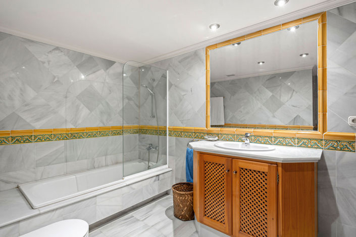 Image No.12-2 Bed Property for sale