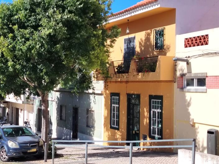 Image No.1-4 Bed House for sale