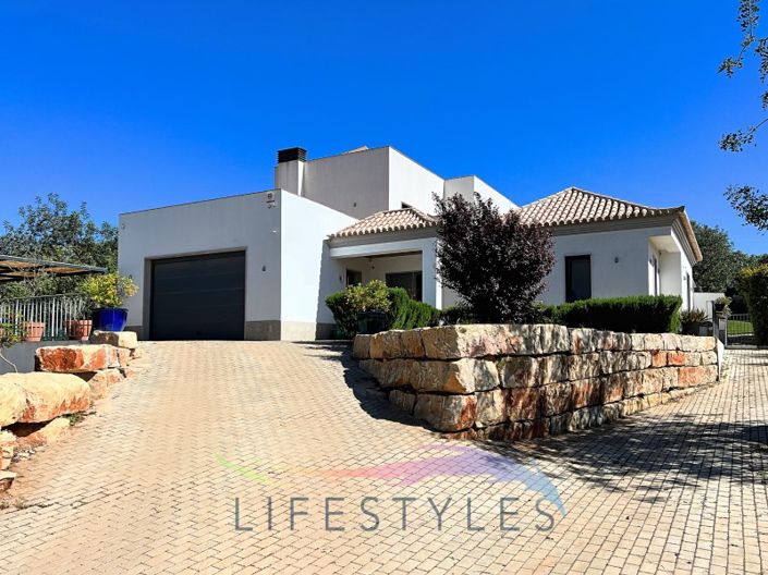 Image No.1-4 Bed Villa for sale