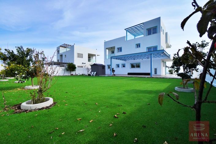 Image No.1-4 Bed Villa for sale